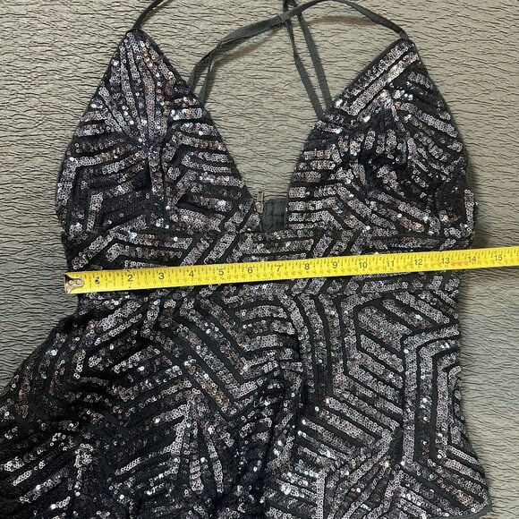 Forever 21 Sequin Peplum Black Top Size Medium Zipper Back And Adjustable Straps - Picture 7 of 11